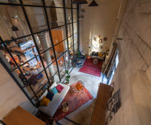 Vue d'en haut de l'espace détente, chill de W'iN Coworking Nantes